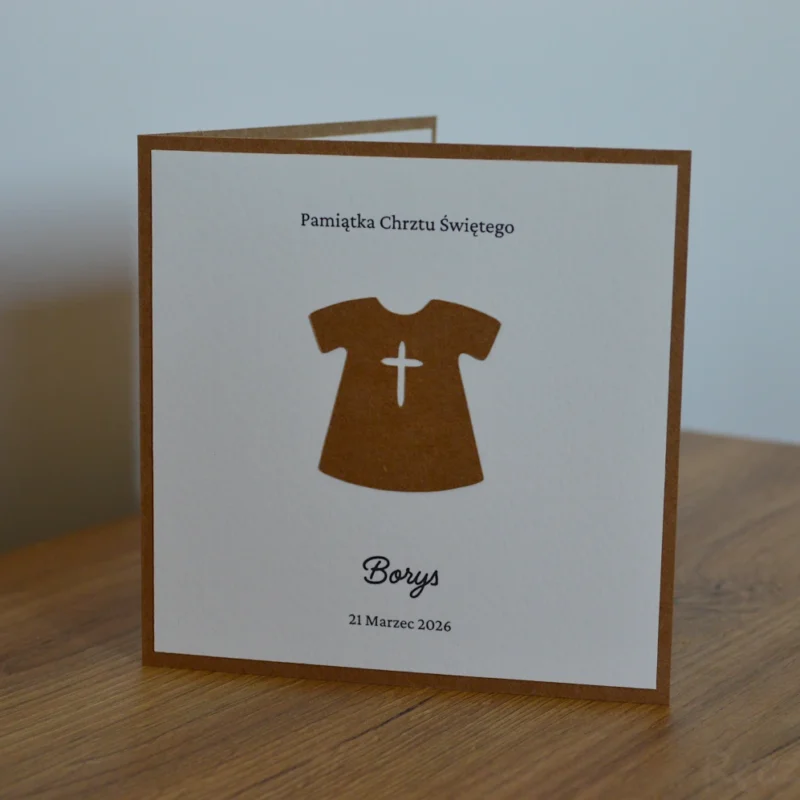 Pamiątka Chrztu Świętego kartka z ubrankiem dziecięcym personalizowana