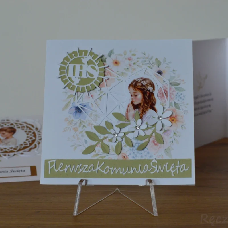 Zaproszenie komunijne z dziewczynką modlącą się - możliwość personalizacji zdjęcia