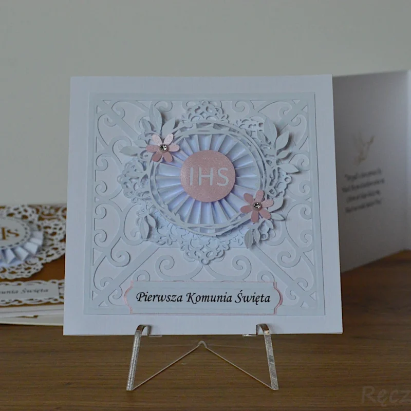 Ręcznie robione zaproszenie na pierwszą komunię z warstwową rozetką i kwiatami