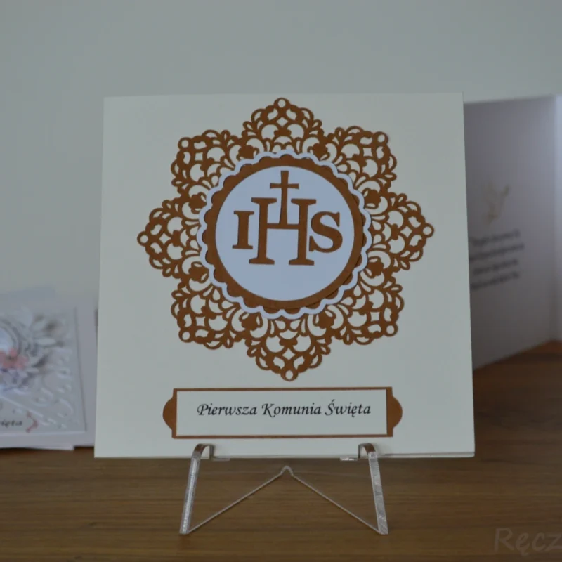 Zaproszenie na Pierwszą Komunię Świętą z ozdobną serwetką i białymi dodatkami