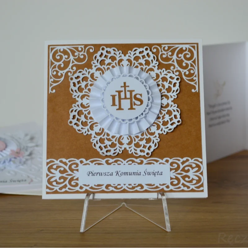 Ręcznie robione zaproszenie komunijne z eleganckim koronkowym motywem religijnym