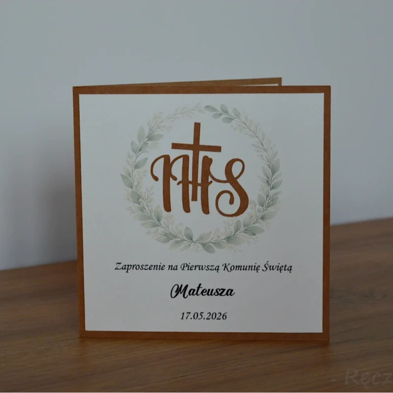 Zaproszenie na pierwszą komunię z zielonym wiankiem i napisem IHS