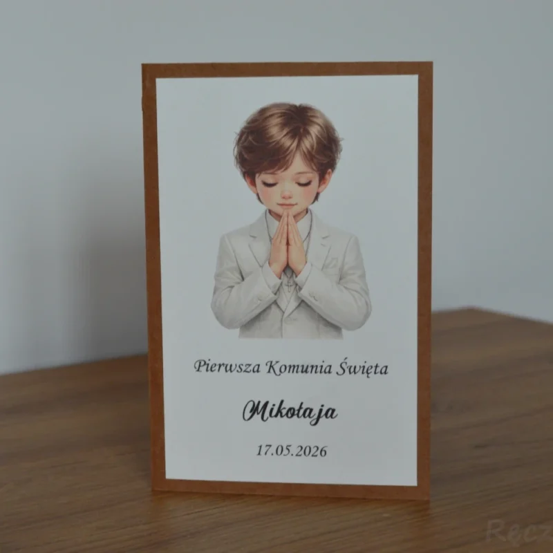 Zaproszenie na pierwszą komunię z nadrukiem modlącego chłopca